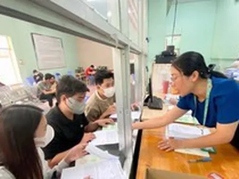 Ký hợp đồng với người đang hưởng trợ cấp thất nghiệp, báo tăng BHXH thế nào?