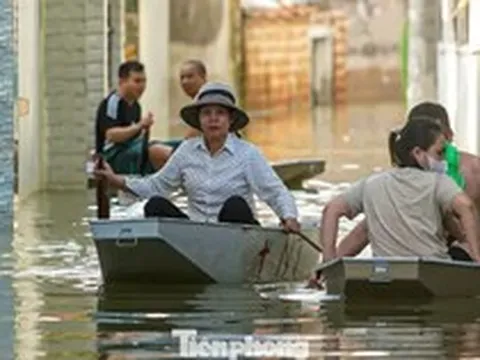 Đường biến thành sông, 'bến thuyền' xuất hiện giữa ngoại thành Hà Nội