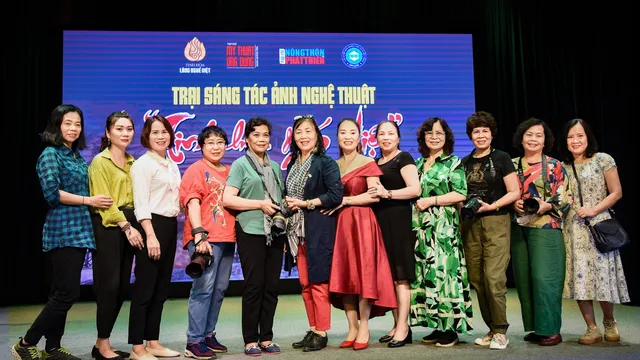 Đài Phát thanh và Truyền hình Hà Nội đưa tin về Trại sáng tác ảnh nghệ thuật "Tinh hoa gốm Việt"